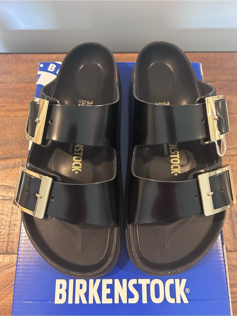 NIB Birkenstock Arizona Droplet High Shine Black w/Gold Buckles Slide Sandals 38